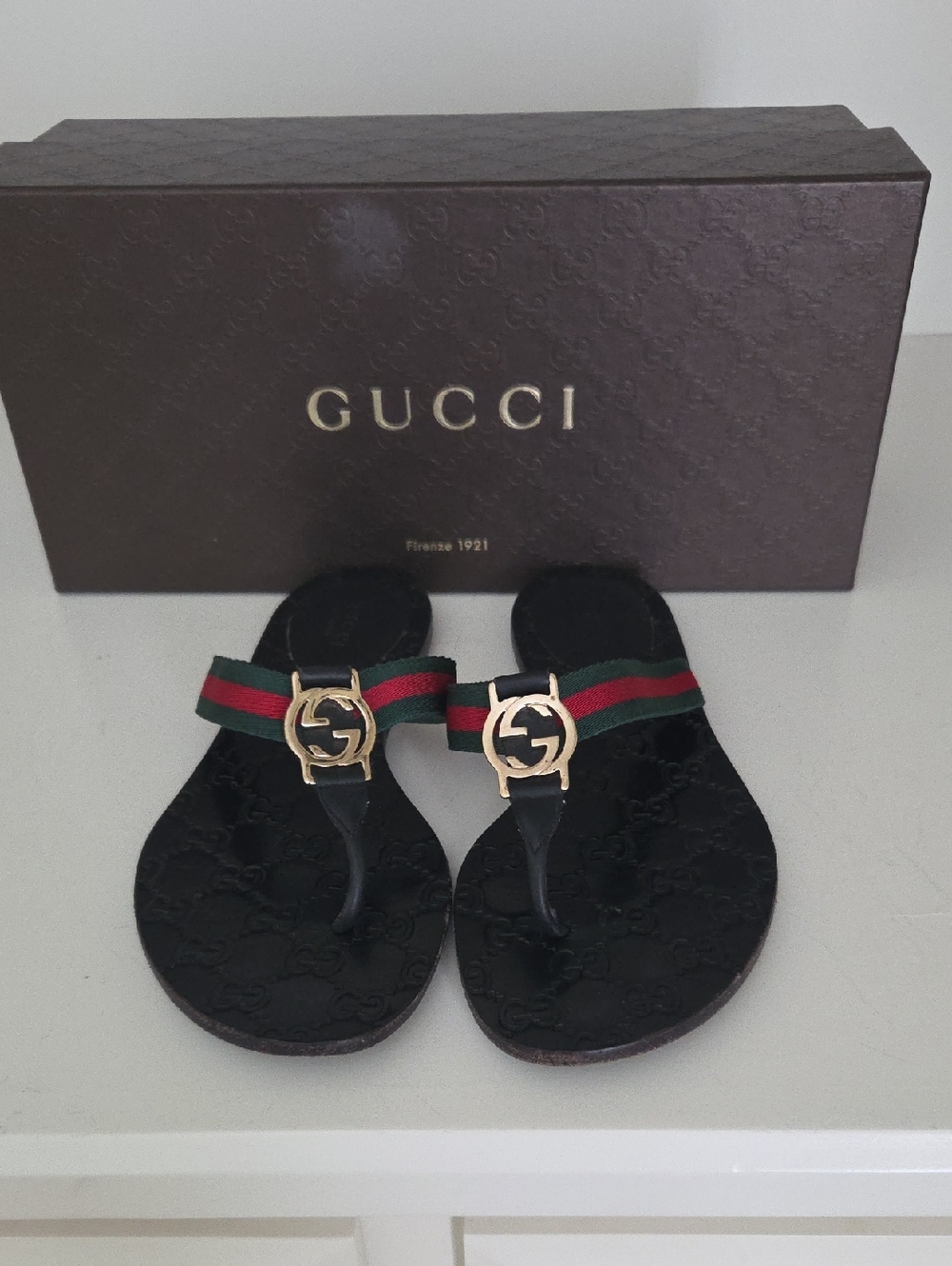 Gucci Black Leather Thong Sandals with Green and Red Web and Gold GG